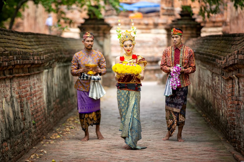 Điệu nhảy truyền thống của người phụ nữ tại ngôi đền ở Bali