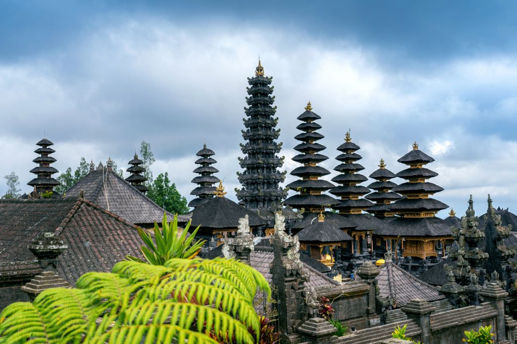Những ngọn tháp cổ xưa ở đền Besakih Bali